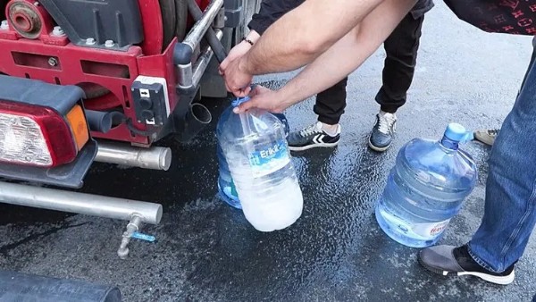 İstanbul'da su kuyruğu! 90’lı yılları hatırlattı...